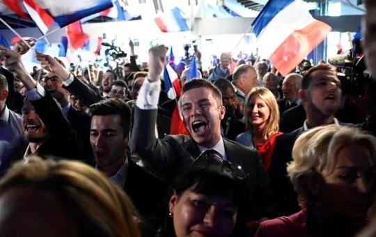 La euforia de los militantes de Agrupación Nacional tras el anuncio de los resultados de las urnas francesas, este 9 de junio 2024. © JULIEN DE ROSA / AFP