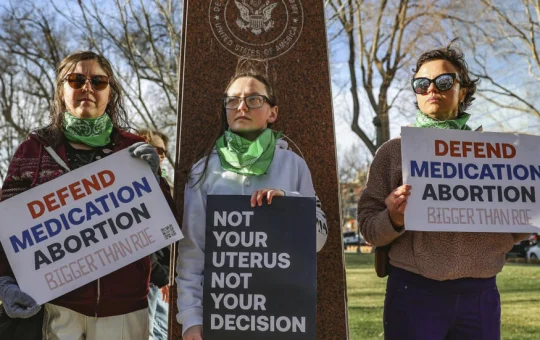 Tres miembros del grupo Women's March protestan a favor del acceso a la medicación abortiva frente al Tribunal Federal, el 15 de marzo de 2023 en Amarillo, Texas. AP - David Erickson