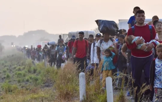 Migrantes caminan por la carretera que atraviesa Arriaga, estado de Chiapas, en el sur de México, a primera hora del lunes 8 de enero de 2024, durante su viaje hacia la frontera con Estados Unidos. AP - Edgar H. Clemente